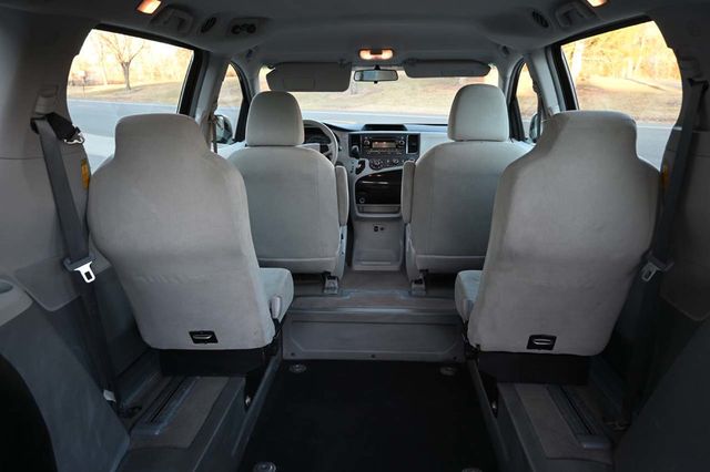 2014 Toyota Sienna 5dr 7-Passenger Van V6 L FWD - 22951131 - 19