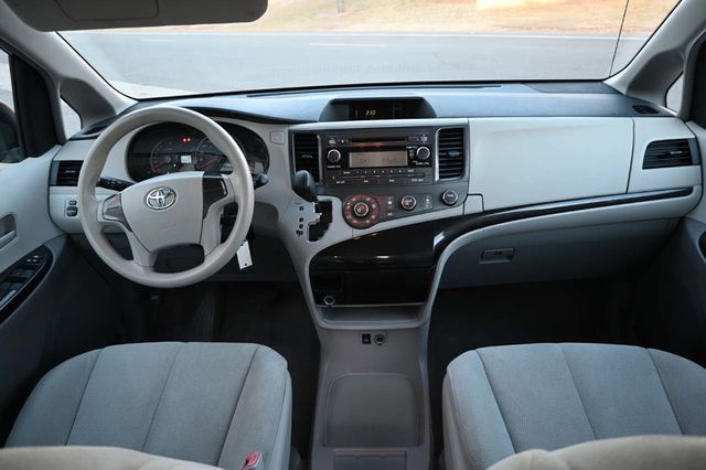 2014 Toyota Sienna 5dr 7-Passenger Van V6 L FWD - 22951131 - 20