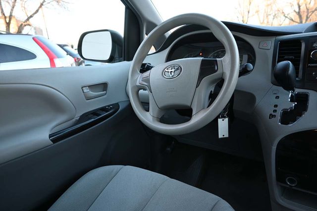 2014 Toyota Sienna 5dr 7-Passenger Van V6 L FWD - 22951131 - 22