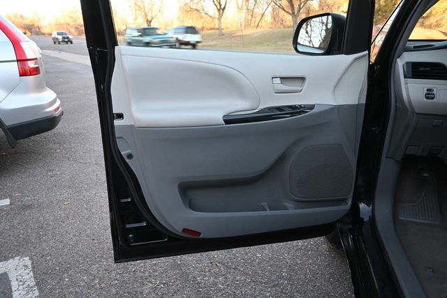 2014 Toyota Sienna 5dr 7-Passenger Van V6 L FWD - 22951131 - 25