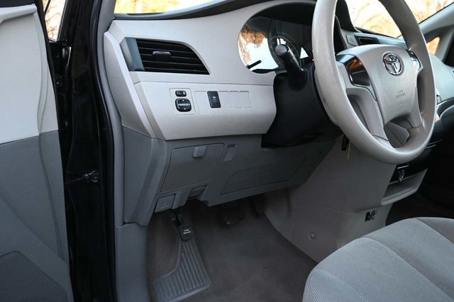 2014 Toyota Sienna 5dr 7-Passenger Van V6 L FWD - 22951131 - 26