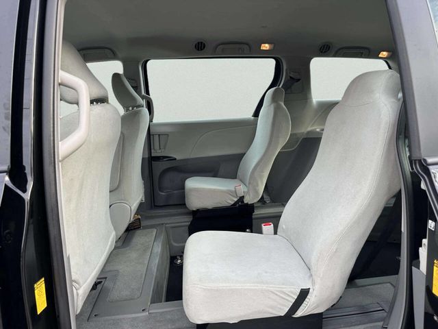 2014 Toyota Sienna 5dr 7-Passenger Van V6 L FWD - 23038738 - 11