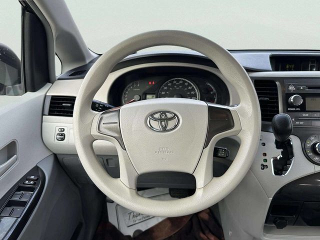 2014 Toyota Sienna 5dr 7-Passenger Van V6 L FWD - 23038738 - 17