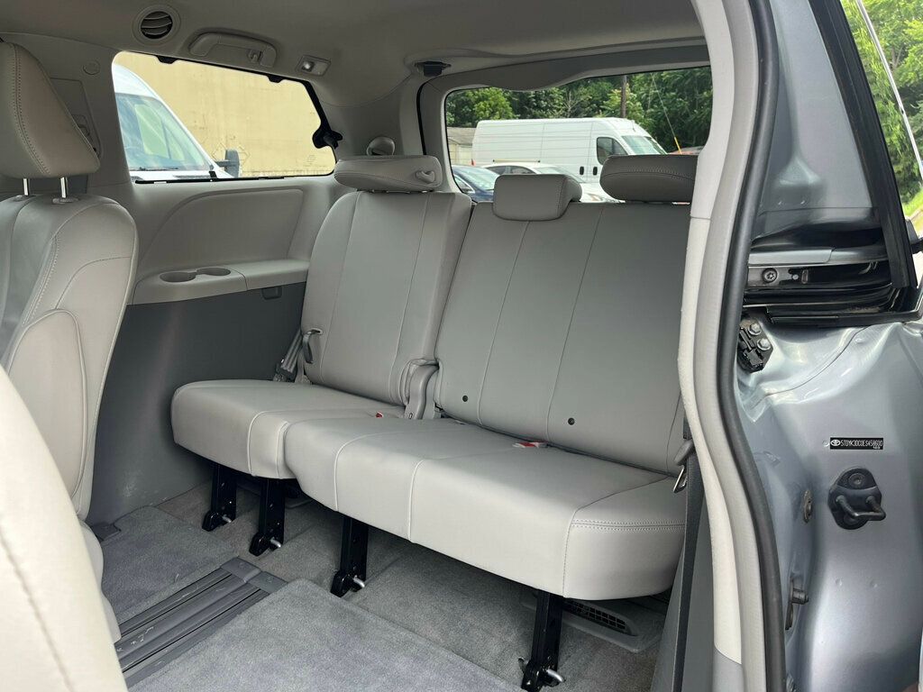 2014 Toyota Sienna 5dr 7-Passenger Van V6 XLE AAS FWD - 22877689 - 13