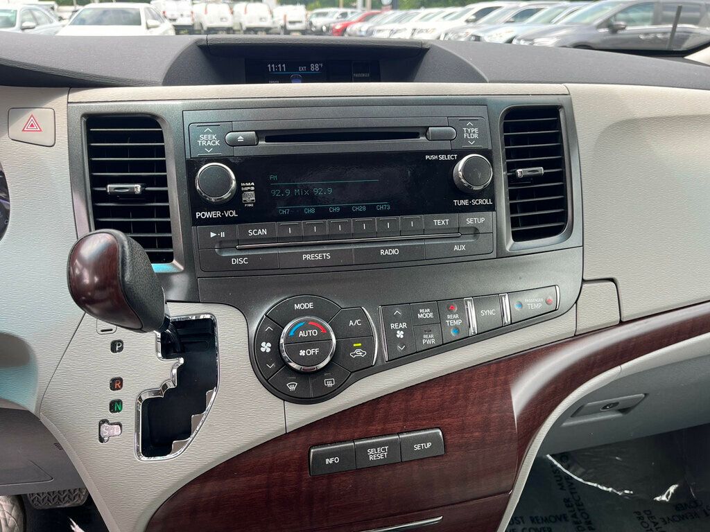 2014 Toyota Sienna 5dr 7-Passenger Van V6 XLE AAS FWD - 22877689 - 20