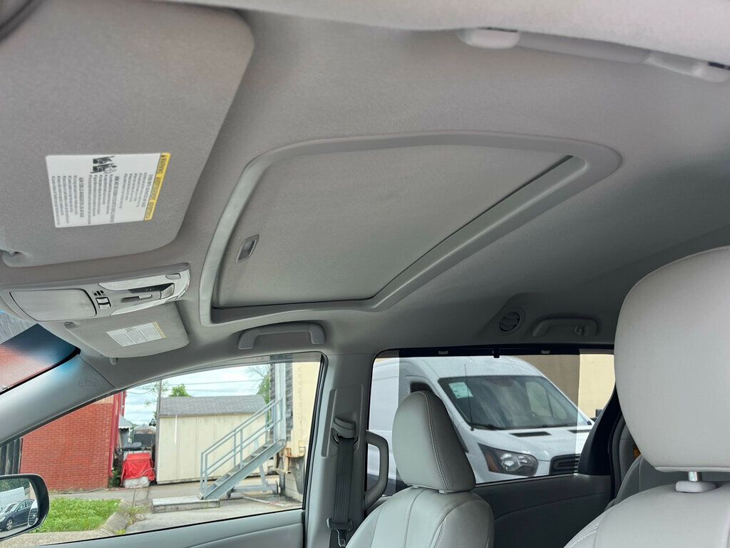 2014 Toyota Sienna 5dr 7-Passenger Van V6 XLE AAS FWD - 22877689 - 25