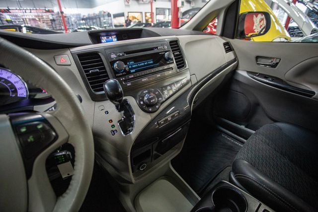 2014 Toyota Sienna 5dr 8-Passenger Van V6 SE FWD - 22385040 - 6