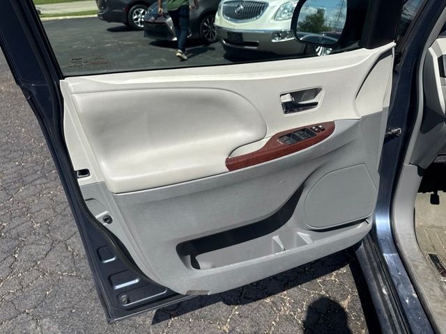 2014 Toyota Sienna 5dr 8-Passenger Van V6 XLE FWD - 23041779 - 17
