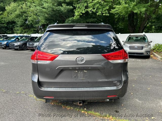 2014 Toyota Sienna LE - 23054729 - 3