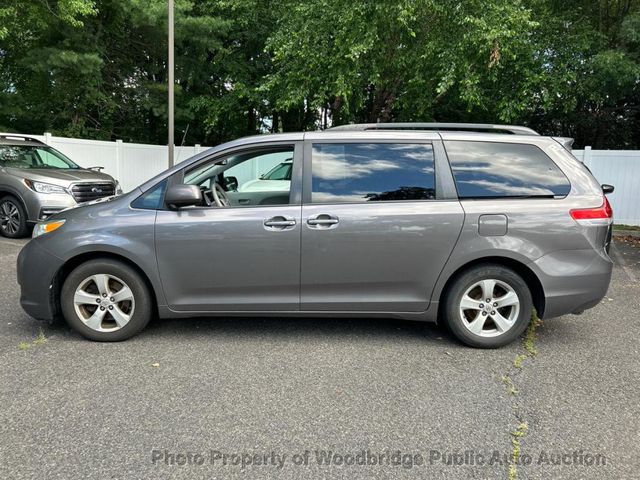 2014 Toyota Sienna LE - 23054729 - 4
