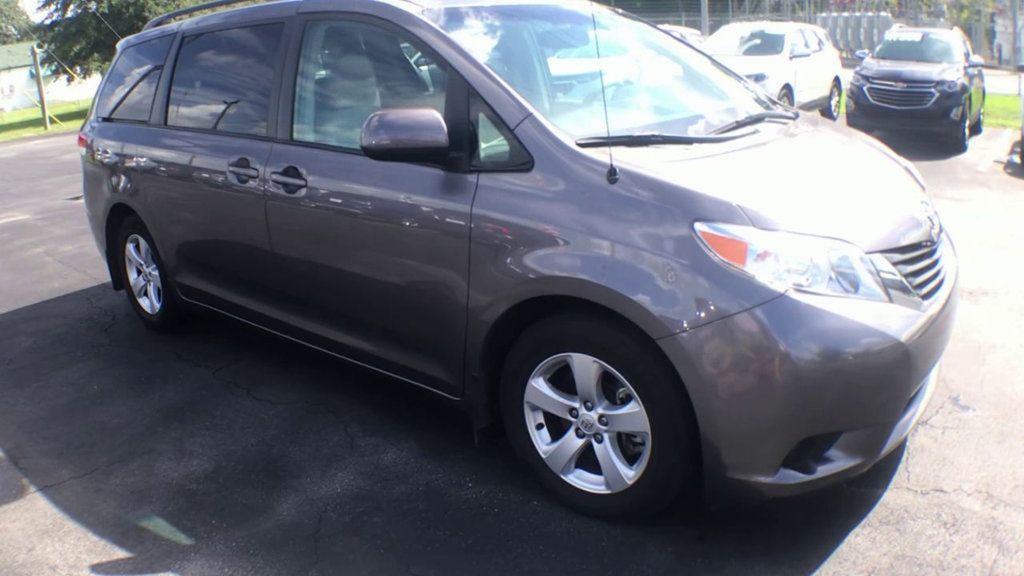 2014 Toyota Sienna LE photo 2