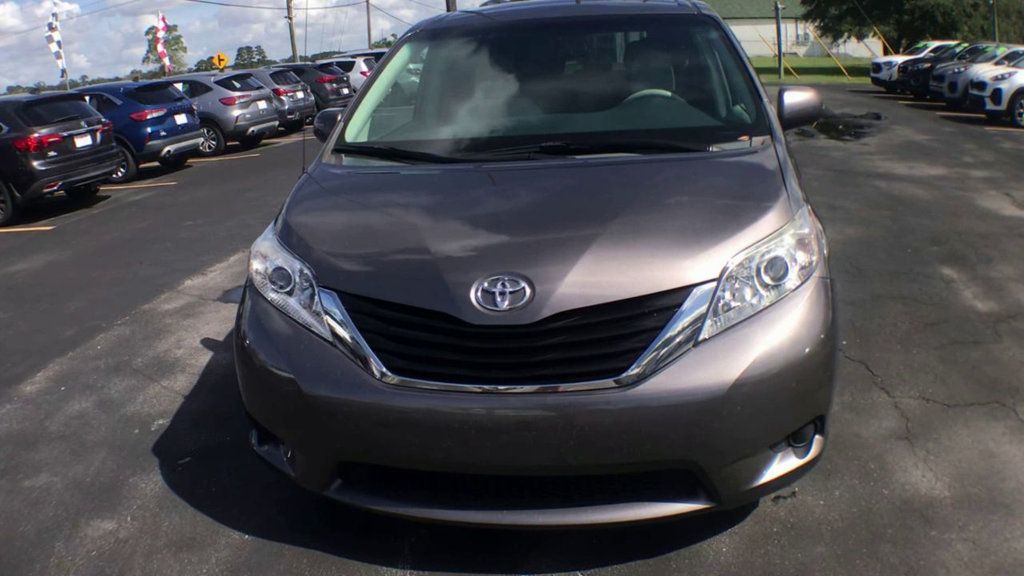 2014 Toyota Sienna LE photo 3