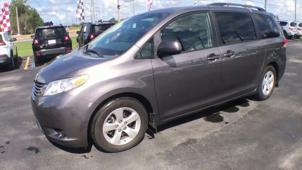 2014 Toyota Sienna LE photo 4