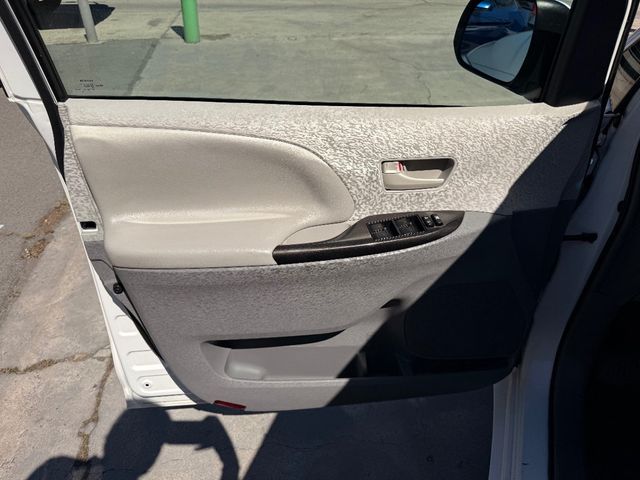 2014 Toyota Sienna LE - 22922269 - 10