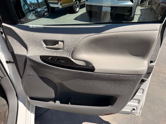 2014 Toyota Sienna LE - 22922269 - 14