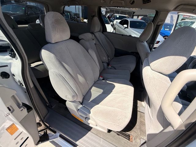 2014 Toyota Sienna LE - 22922269 - 16