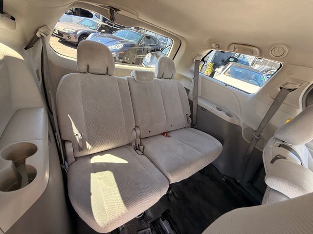 2014 Toyota Sienna LE - 22922269 - 17