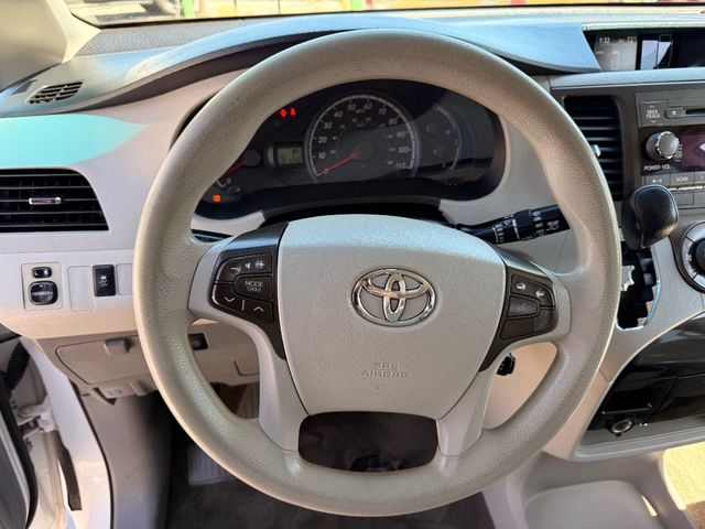 2014 Toyota Sienna LE - 22922269 - 19