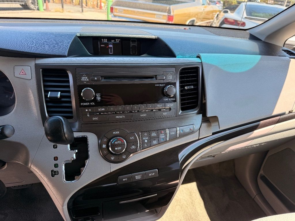 2014 Toyota Sienna LE - 22922269 - 23