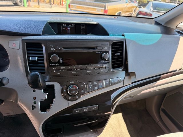 2014 Toyota Sienna LE - 22922269 - 23