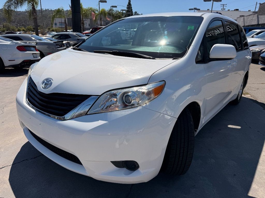 2014 Toyota Sienna LE - 22922269 - 4