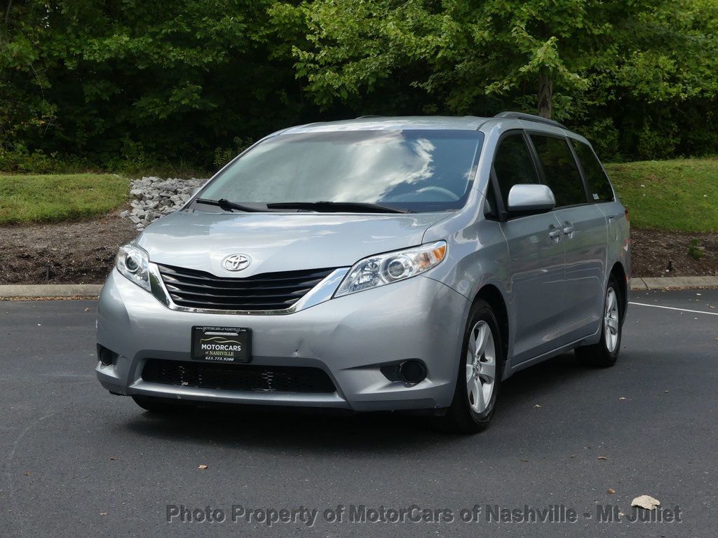 2014 Toyota Sienna LE photo 2