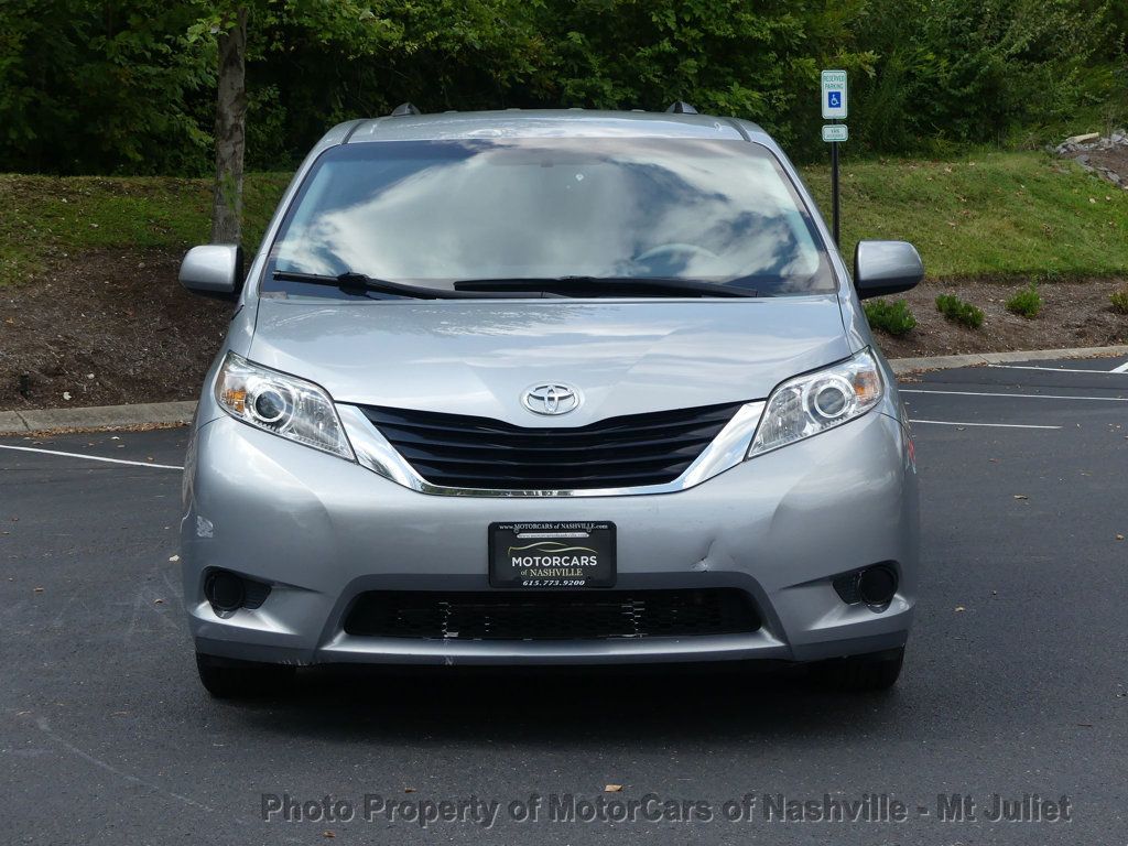 2014 Toyota Sienna LE photo 3