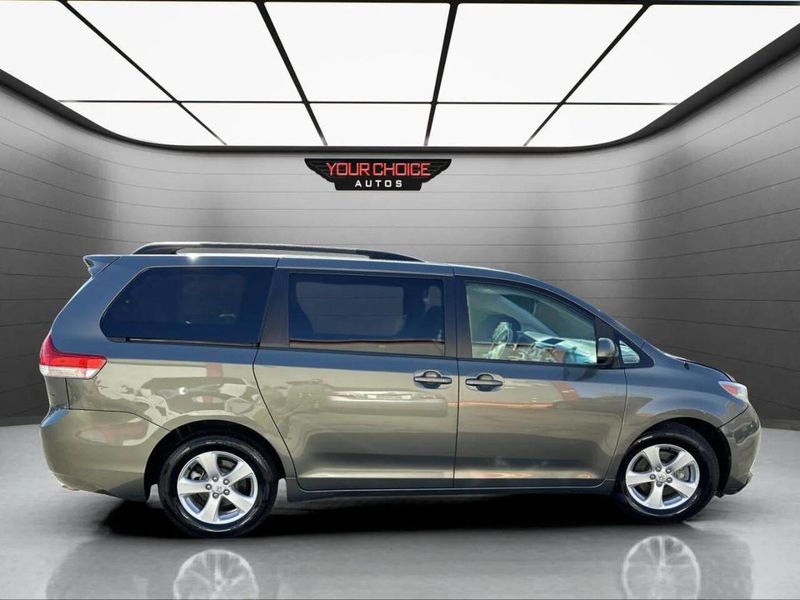 2014 Toyota Sienna LE 8 Passenger 4dr Mini Van - 22936980 - 10