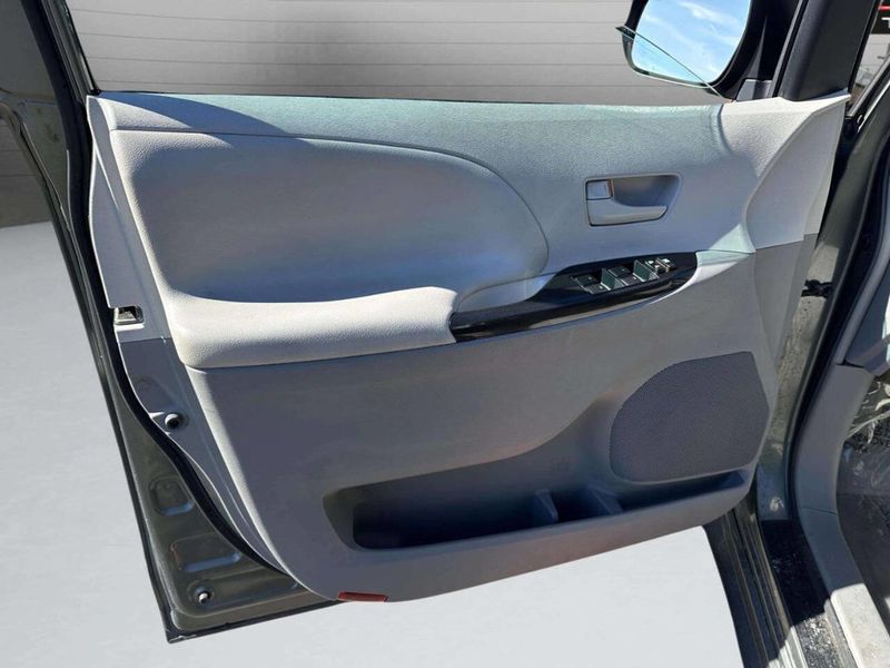 2014 Toyota Sienna LE 8 Passenger 4dr Mini Van - 22936980 - 14