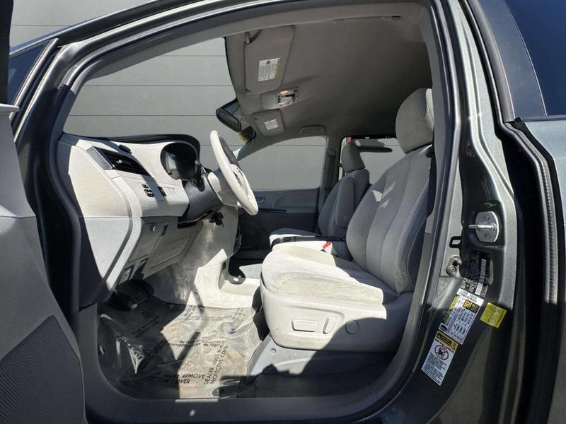 2014 Toyota Sienna LE 8 Passenger 4dr Mini Van - 22936980 - 16
