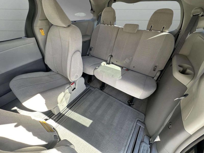 2014 Toyota Sienna LE 8 Passenger 4dr Mini Van - 22936980 - 20