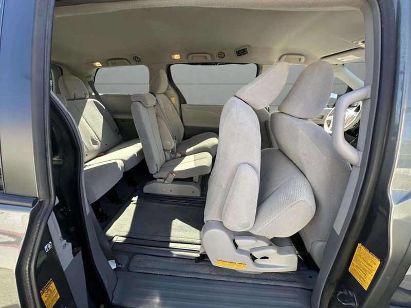 2014 Toyota Sienna LE 8 Passenger 4dr Mini Van - 22936980 - 23