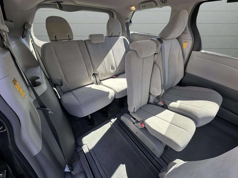 2014 Toyota Sienna LE 8 Passenger 4dr Mini Van - 22936980 - 24