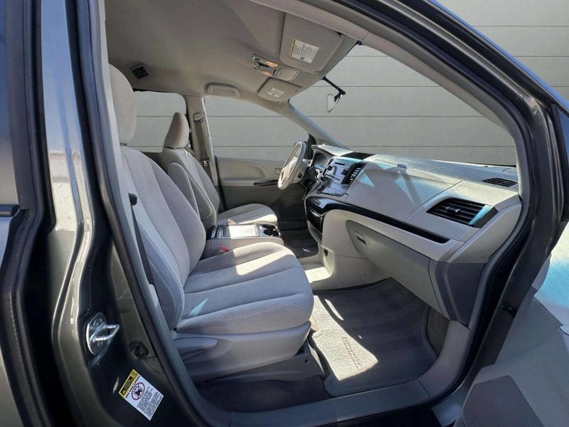 2014 Toyota Sienna LE 8 Passenger 4dr Mini Van - 22936980 - 25