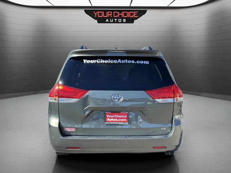2014 Toyota Sienna LE 8 Passenger 4dr Mini Van - 22936980 - 3