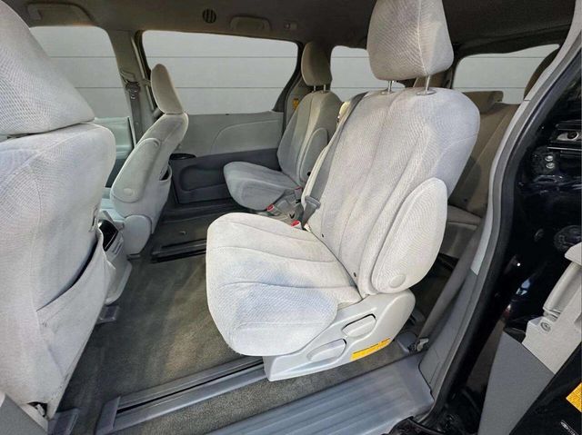 2014 Toyota Sienna LE 8 Passenger 4dr Mini Van - 22937886 - 17