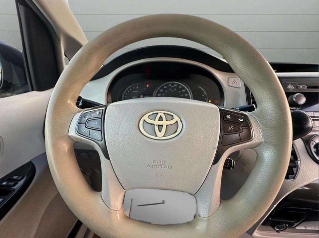 2014 Toyota Sienna LE 8 Passenger 4dr Mini Van - 22937886 - 18