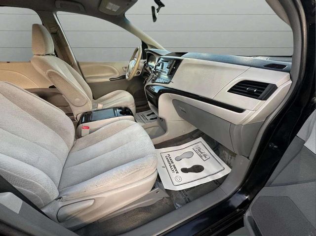 2014 Toyota Sienna LE 8 Passenger 4dr Mini Van - 22937886 - 23