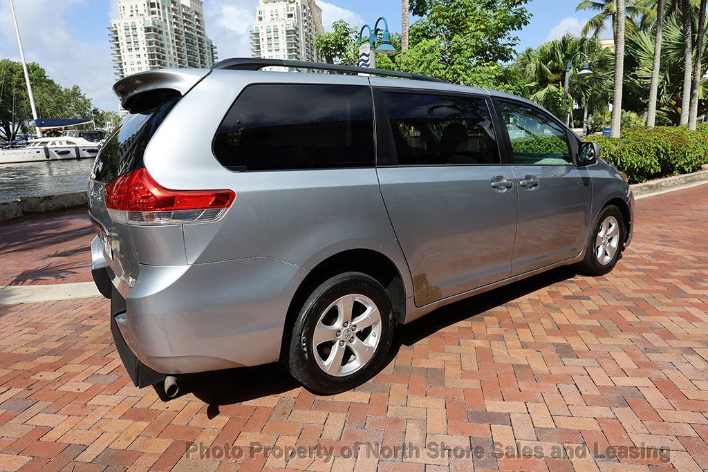 2014 Toyota Sienna LE Mobility w/ Wheelchair Ramp - 22527652 - 16