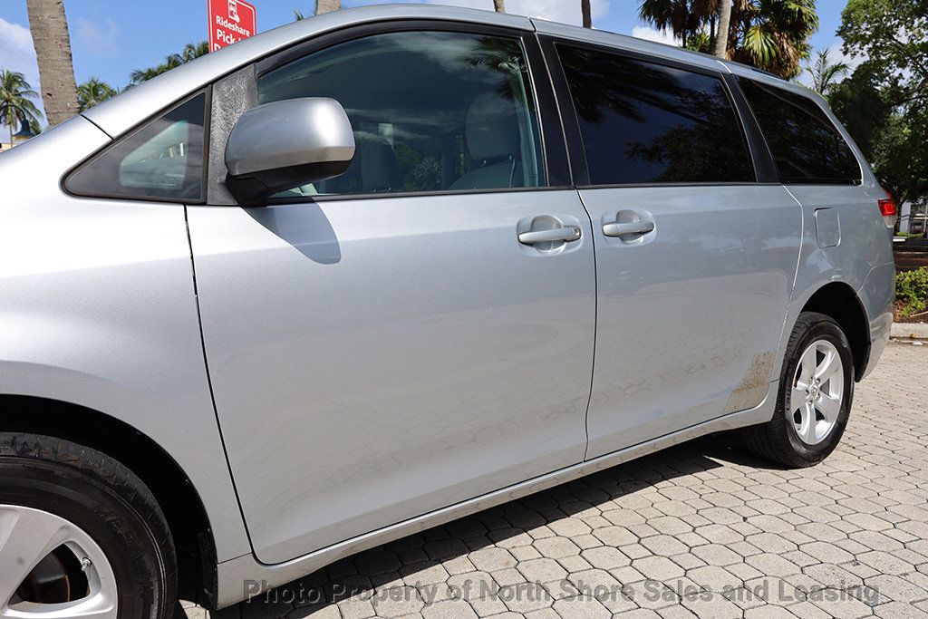 2014 Toyota Sienna LE Mobility w/ Wheelchair Ramp - 22527652 - 21