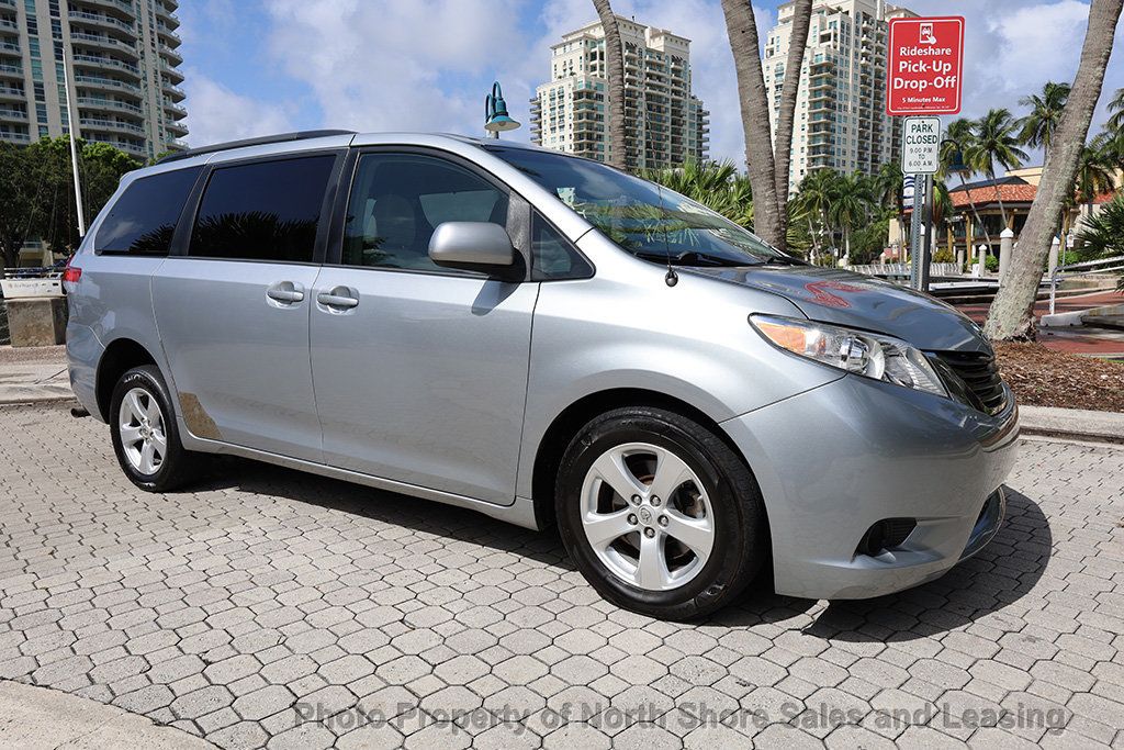 2014 Toyota Sienna LE Mobility w/ Wheelchair Ramp - 22527652 - 24