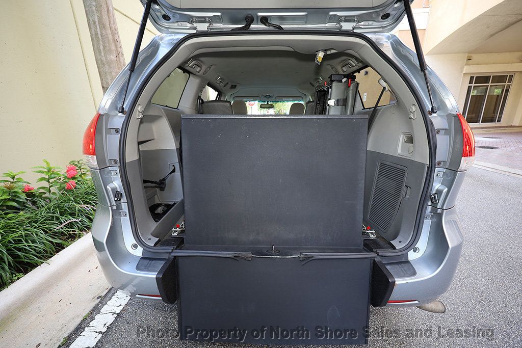 2014 Toyota Sienna LE Mobility w/ Wheelchair Ramp - 22527652 - 26