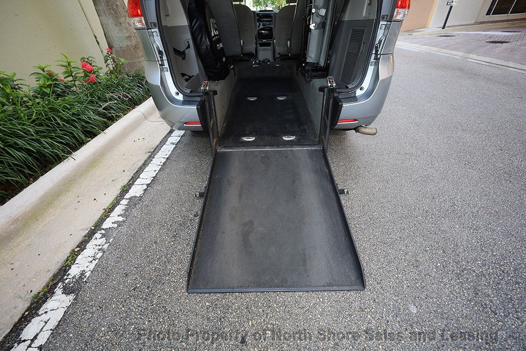 2014 Toyota Sienna LE Mobility w/ Wheelchair Ramp - 22527652 - 29