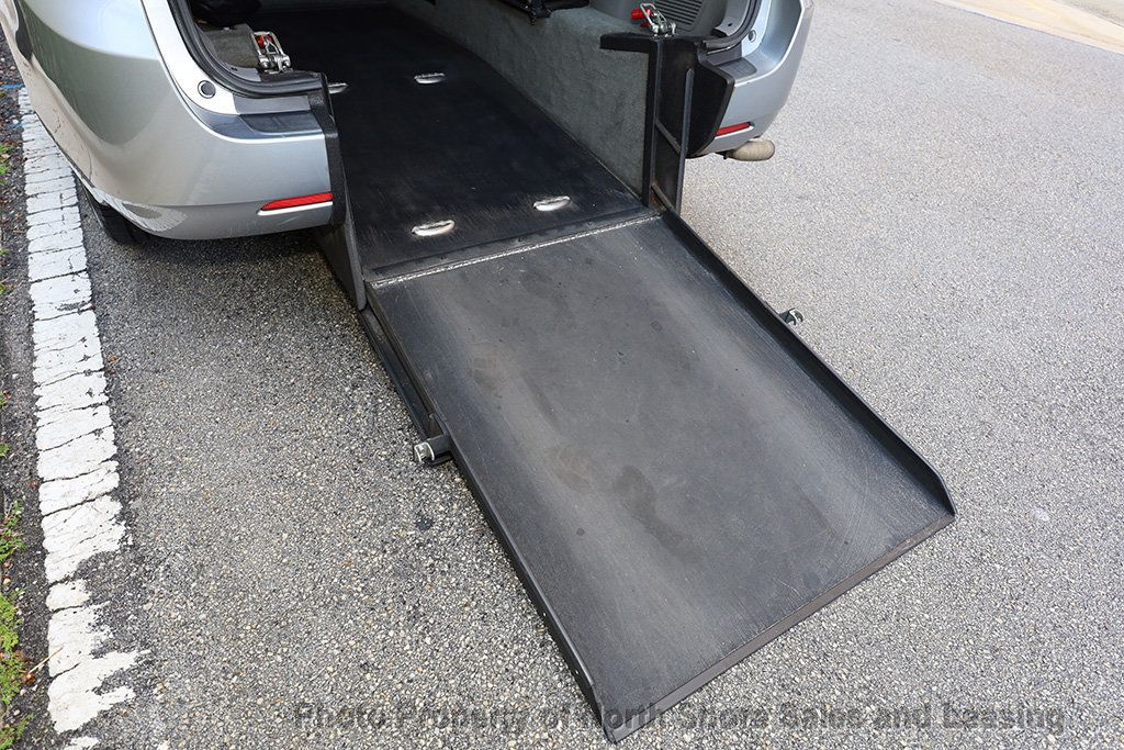 2014 Toyota Sienna LE Mobility w/ Wheelchair Ramp - 22527652 - 30