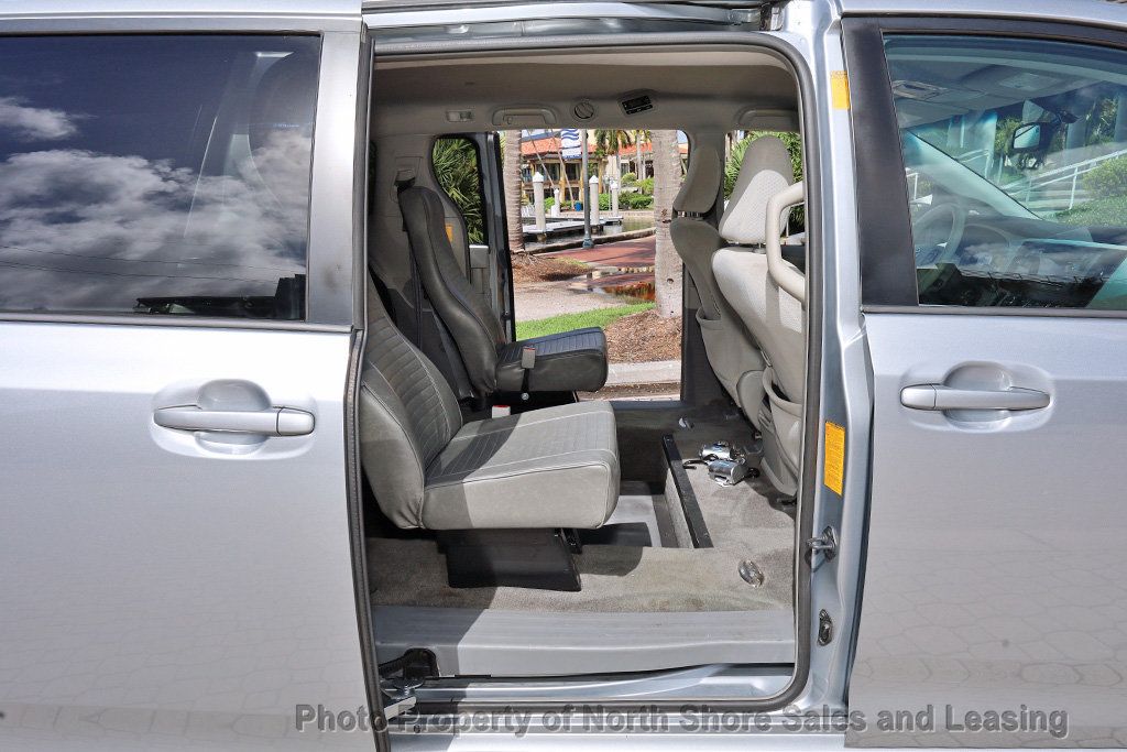 2014 Toyota Sienna LE Mobility w/ Wheelchair Ramp - 22527652 - 40