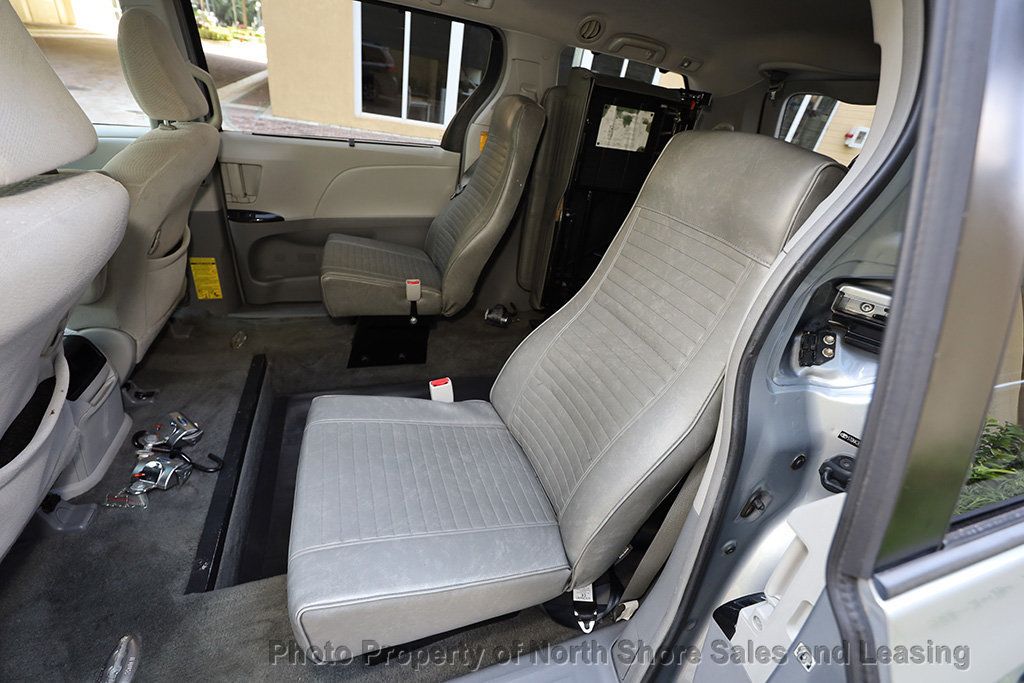 2014 Toyota Sienna LE Mobility w/ Wheelchair Ramp - 22527652 - 42