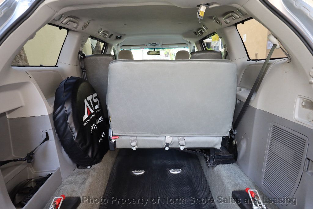 2014 Toyota Sienna LE Mobility w/ Wheelchair Ramp - 22527652 - 47