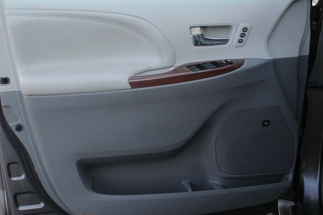 2014 Toyota Sienna ONE OWNER AWD LIMITED W/ MOONROOF, NAVIGATION, LEATHER - 22979015 - 22