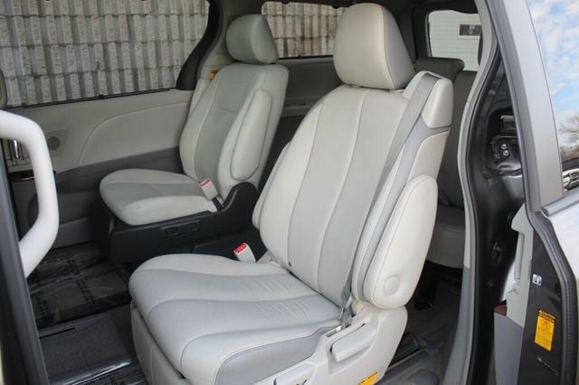 2014 Toyota Sienna ONE OWNER AWD LIMITED W/ MOONROOF, NAVIGATION, LEATHER - 22979015 - 30