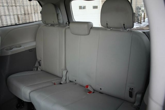 2014 Toyota Sienna ONE OWNER AWD LIMITED W/ MOONROOF, NAVIGATION, LEATHER - 22979015 - 31